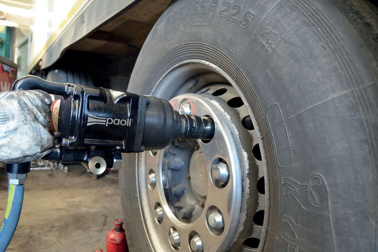 Avvitatore pneumatico DP 256 BG in esecuzione su ruota di camion