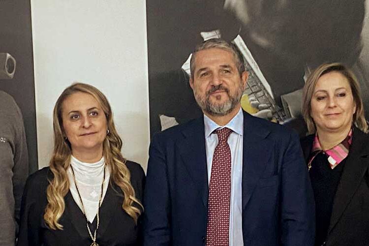 Foto di gruppo del board Dino Paoli con il Viceministro Valentini