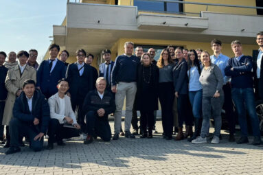 Foto di gruppo del team Dino Paoli con la delegazione giapponese fuori dalla sede dell'azienda